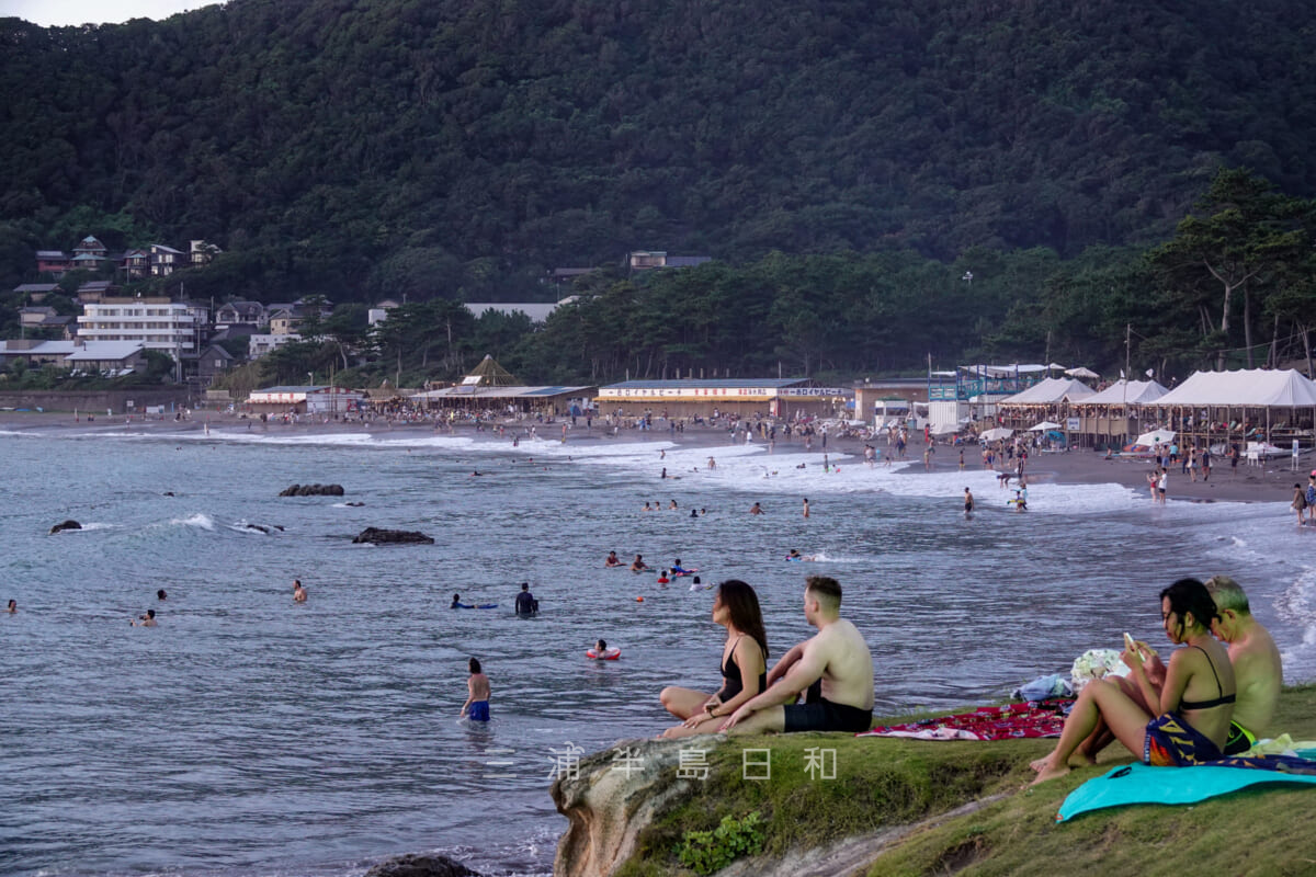 一色海岸・小磯の鼻から見た夕闇迫る一色海岸(撮影日:2019.08.11)