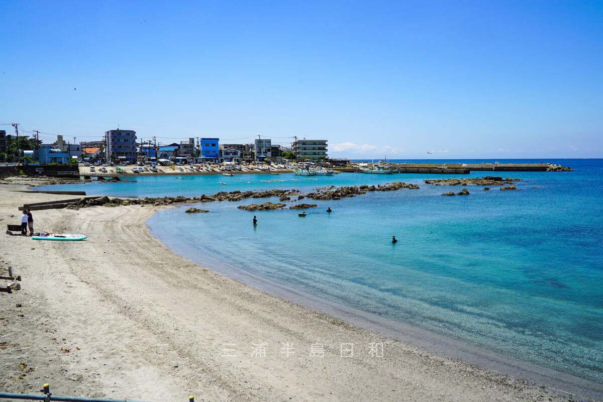真名瀬海岸・バス停付近から漁港寄りの海岸を見る(撮影日:2021.06.01)