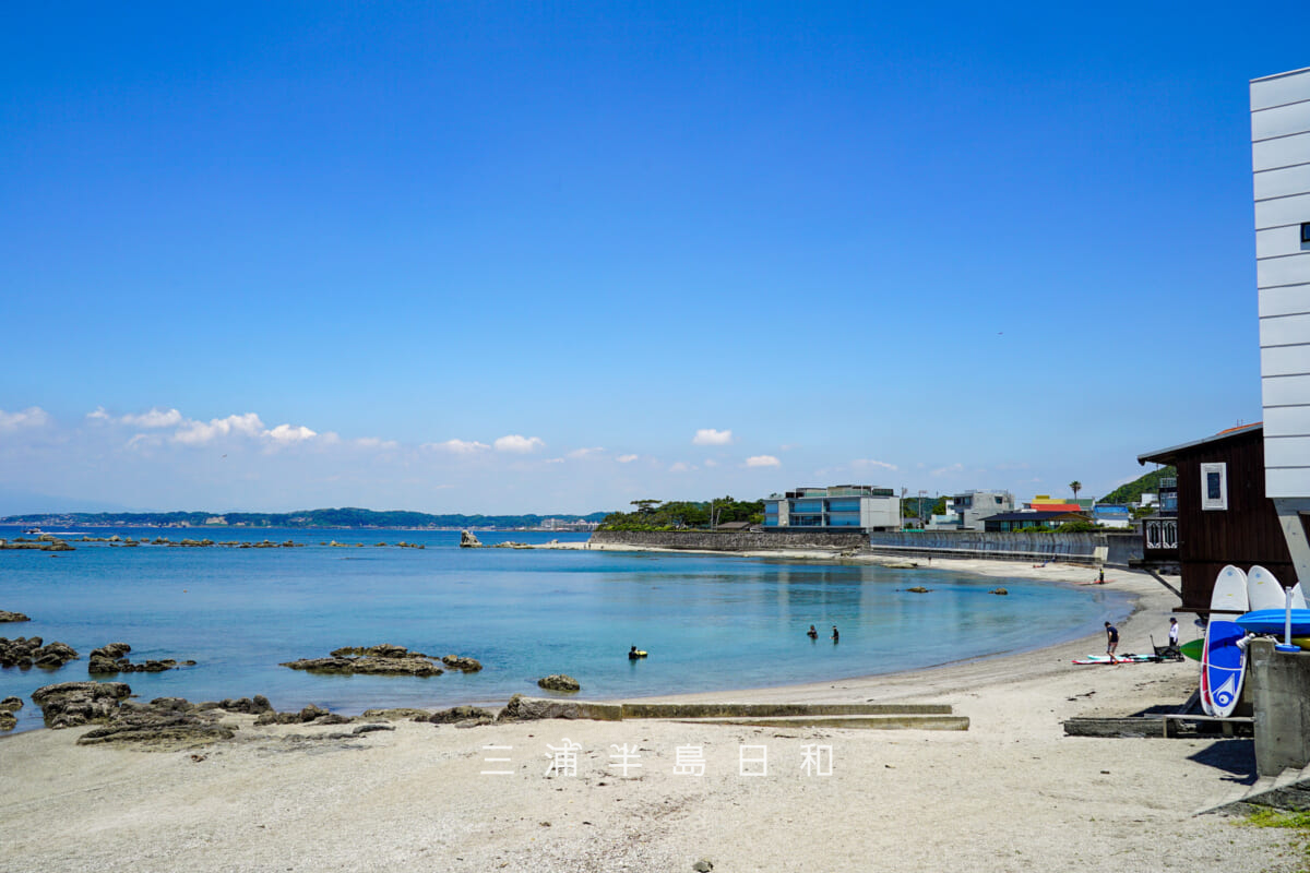 真名瀬海岸・バス停付近から森戸神社寄りの海岸を見る(撮影日:2021.06.01)
