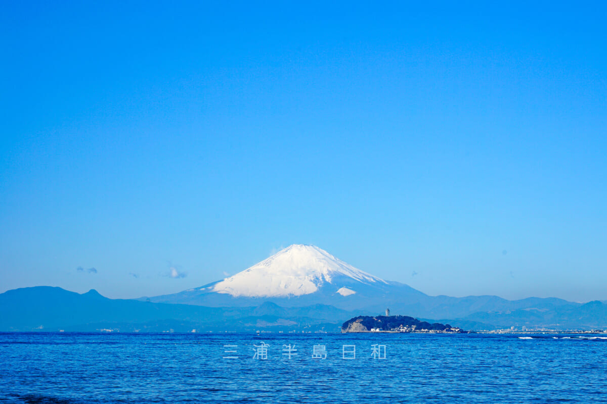 逗子海岸から江の島と富士山を望む（撮影日：2021.02.03）