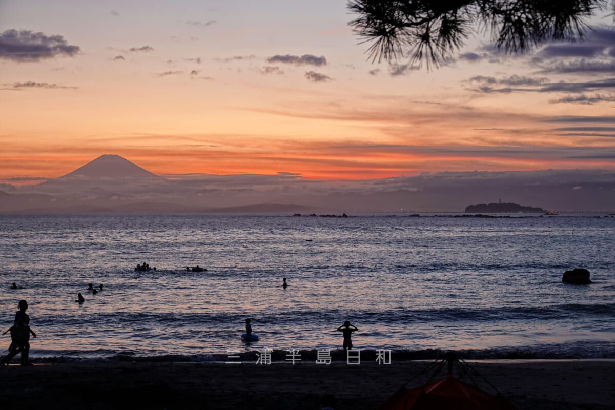 一色海岸・夕暮れに浮かび上がる富士山と江ノ島（撮影日：2019.08.11）