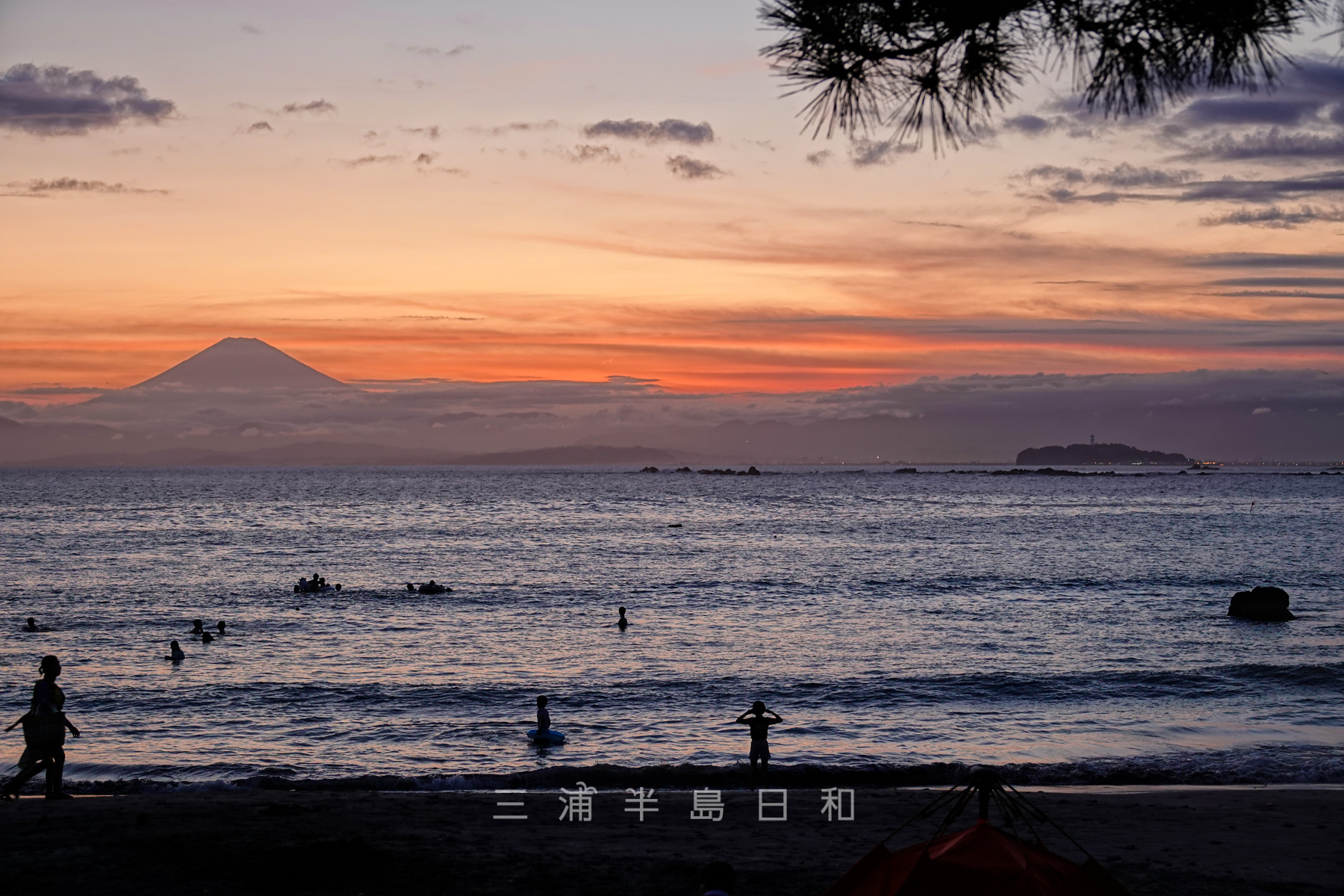 一色海岸・夕暮れに浮かび上がる富士山と江ノ島（撮影日：2019.08.11）