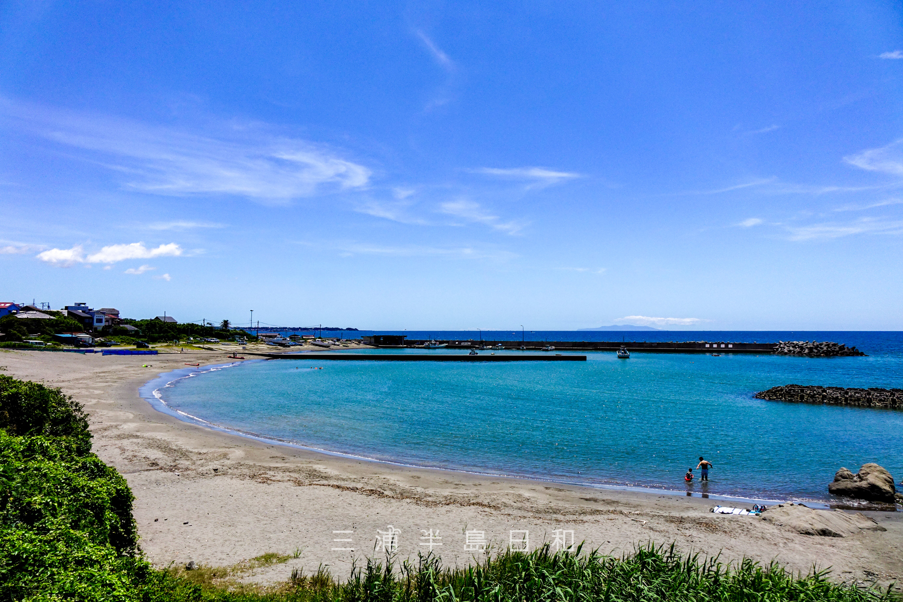久留和海岸と久留和漁港、遠くに伊豆大島を望む（撮影日：2021.07.20）