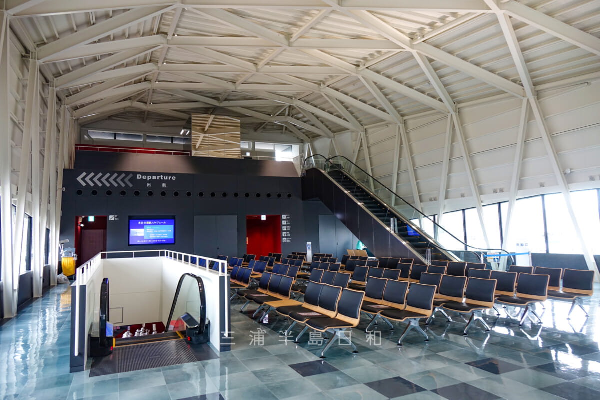 東京九州フェリー横須賀フェリーターミナル・2階の出航ラウンジ(撮影日:2021.07.09)