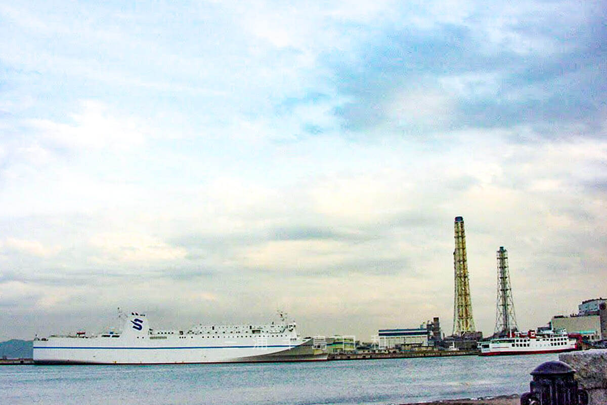 久里浜港で並ぶシャトルハイウェイラインと東京湾フェリー（撮影日：2004.03.31）