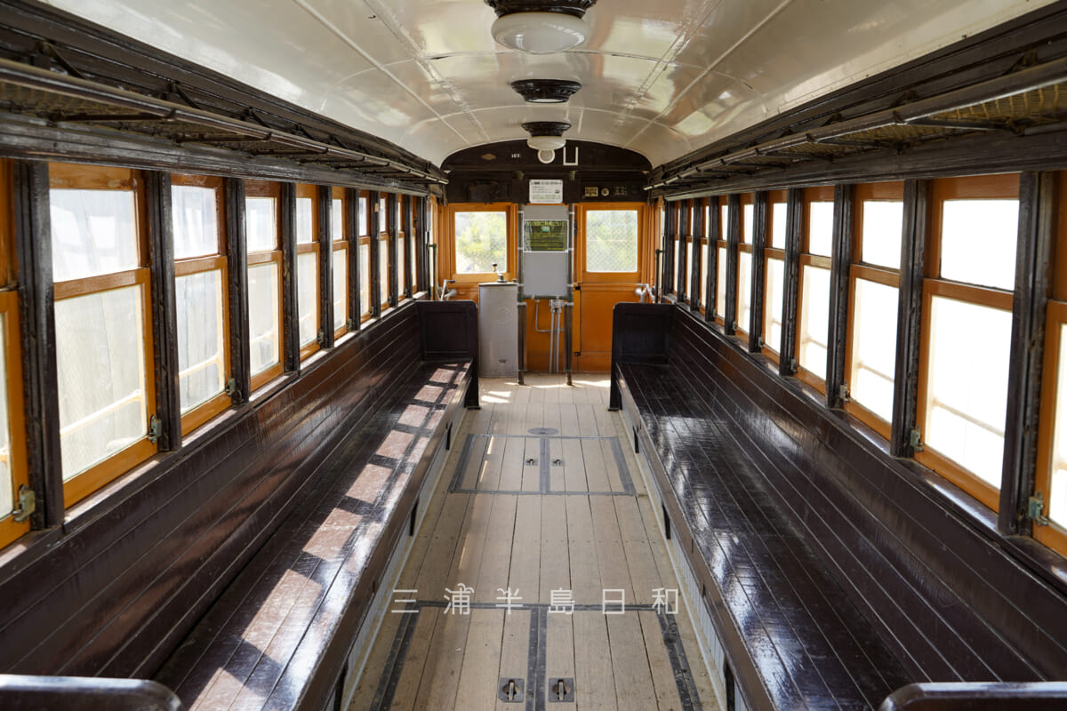 鎌倉海浜公園由比ガ浜地区・江ノ電106形107号車の車内（撮影日：2019.04.21）