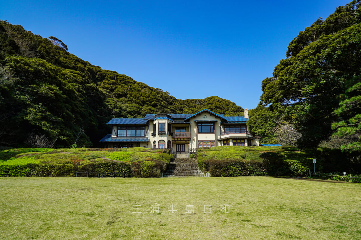 鎌倉文学館・庭園から本館を正面より望む(撮影日:2018.03.28)