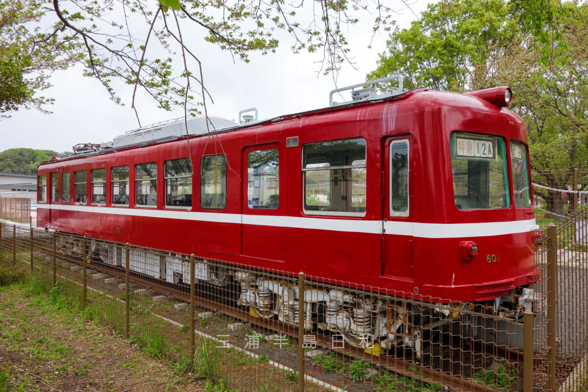 第一運動公園・京急旧600形601号車を斜めから見る(撮影日:2016.04.17)