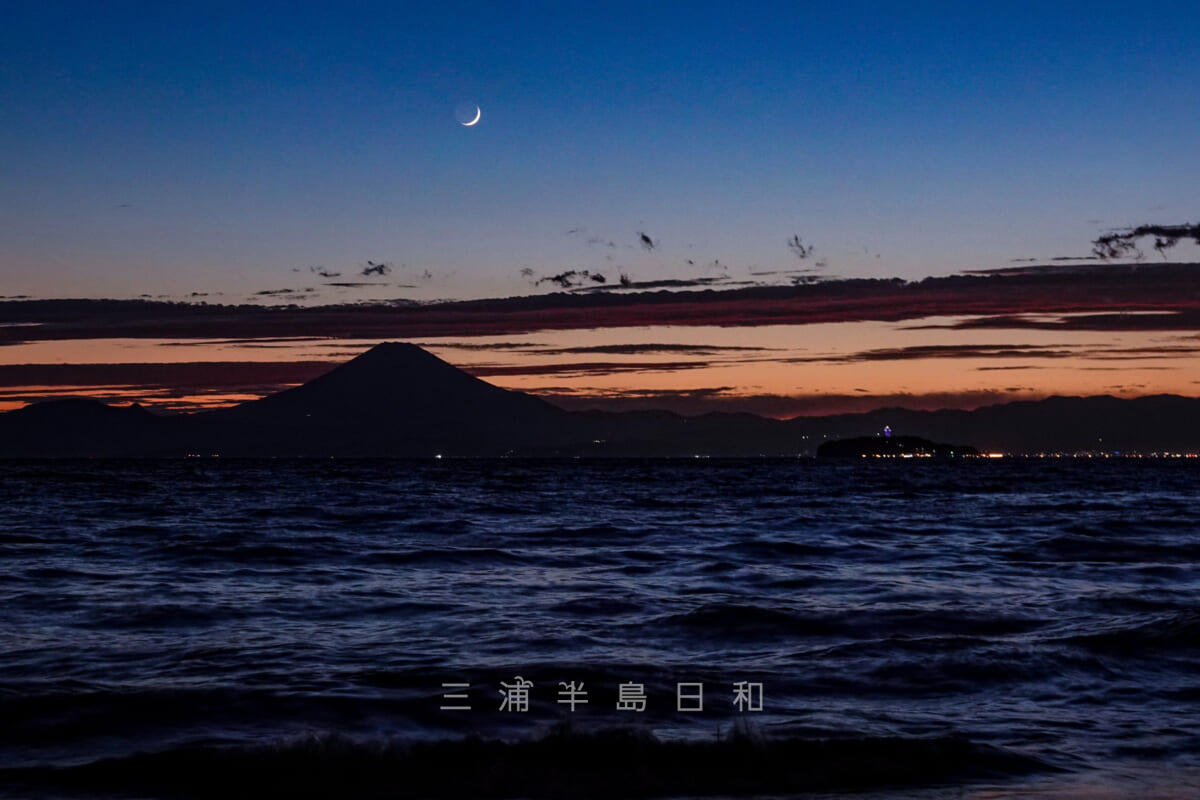 森戸の夕照（森戸海岸から富士山と江の島を望む）（撮影日：2021.08.10）