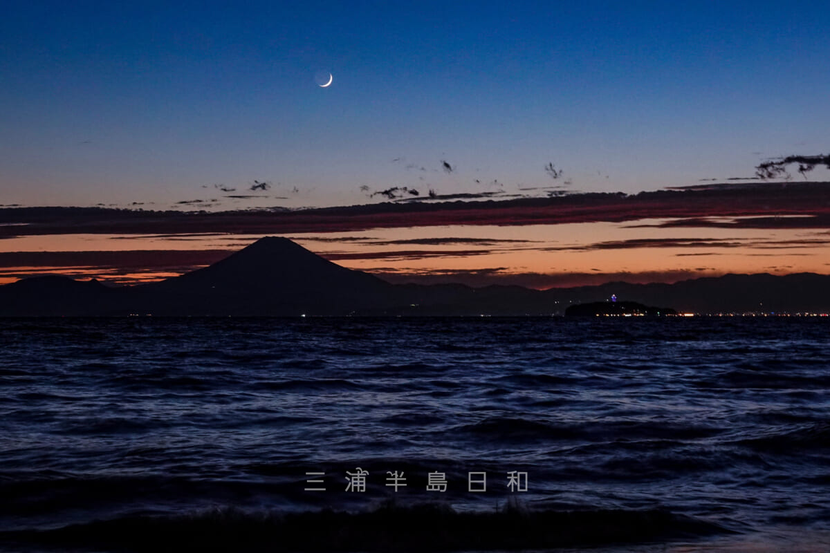 森戸の夕照(森戸海岸から富士山と江の島を望む)(撮影日:2021.08.10)