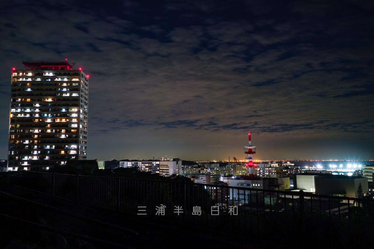 平和中央公園・展望広場から見た横須賀中心市街地、横浜方面の夜景（撮影日：2021.09.21）