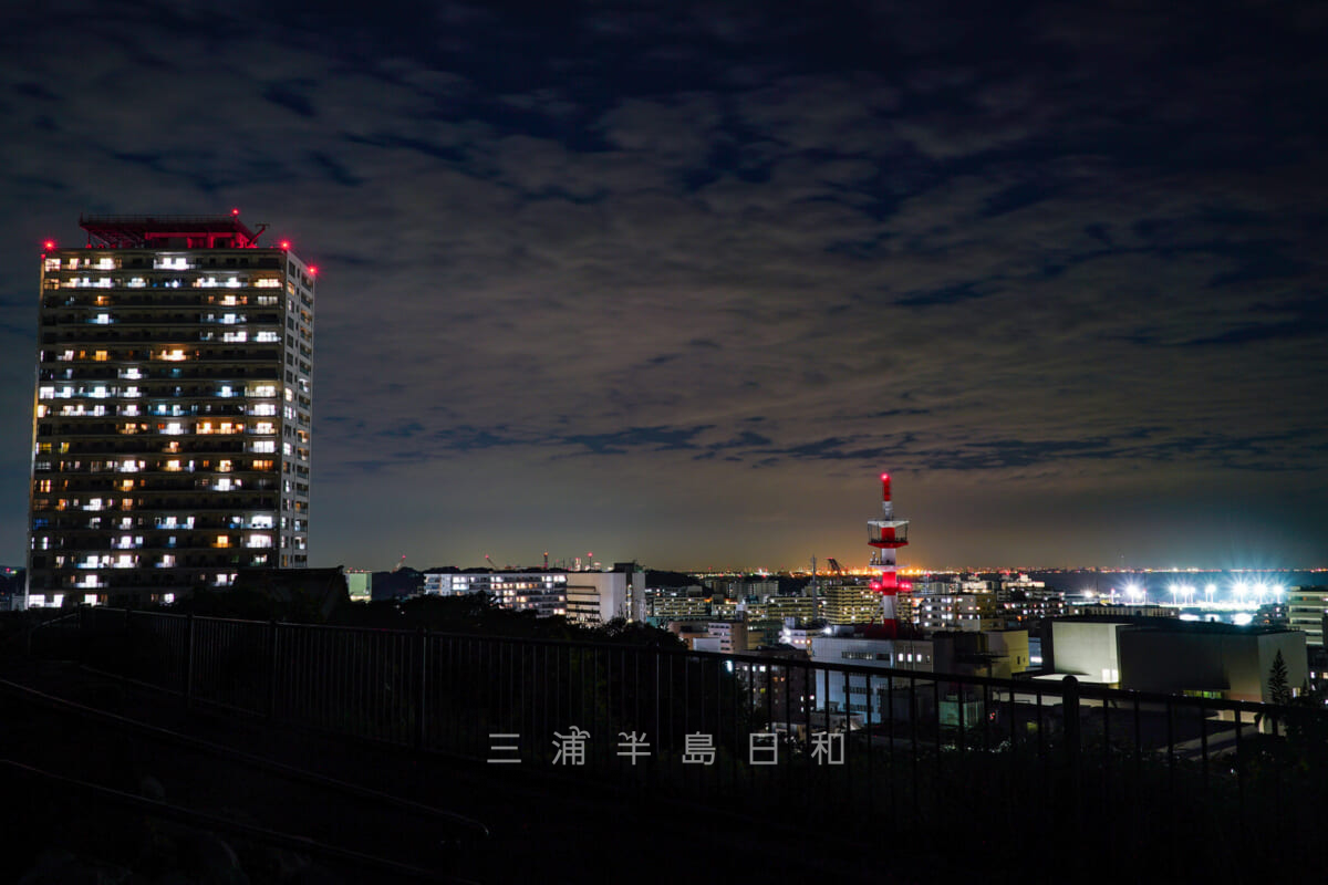 平和中央公園・展望広場から見た横須賀中心市街地、横浜方面の夜景(撮影日:2021.09.21)