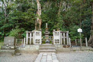 源頼朝法華堂跡（源頼朝の墓）＆白旗神社