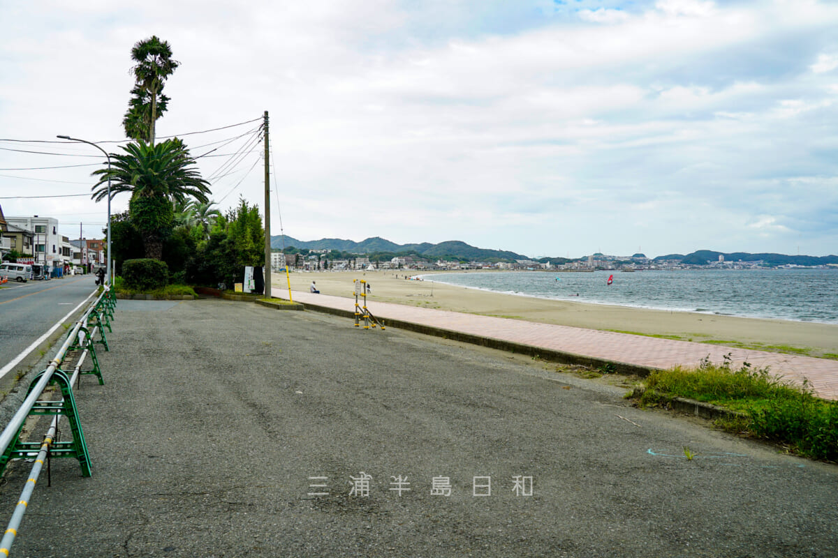 菊名海岸・県道215号沿いに何ヶ所か設けられている無料駐車スペース（撮影日：2021.09.27）