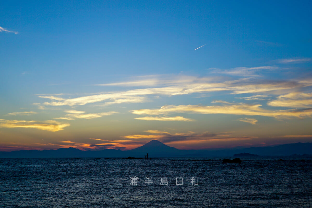 真名瀬海岸・富士山、江の島方面の夕暮れを望む（撮影日：2021.09.23）