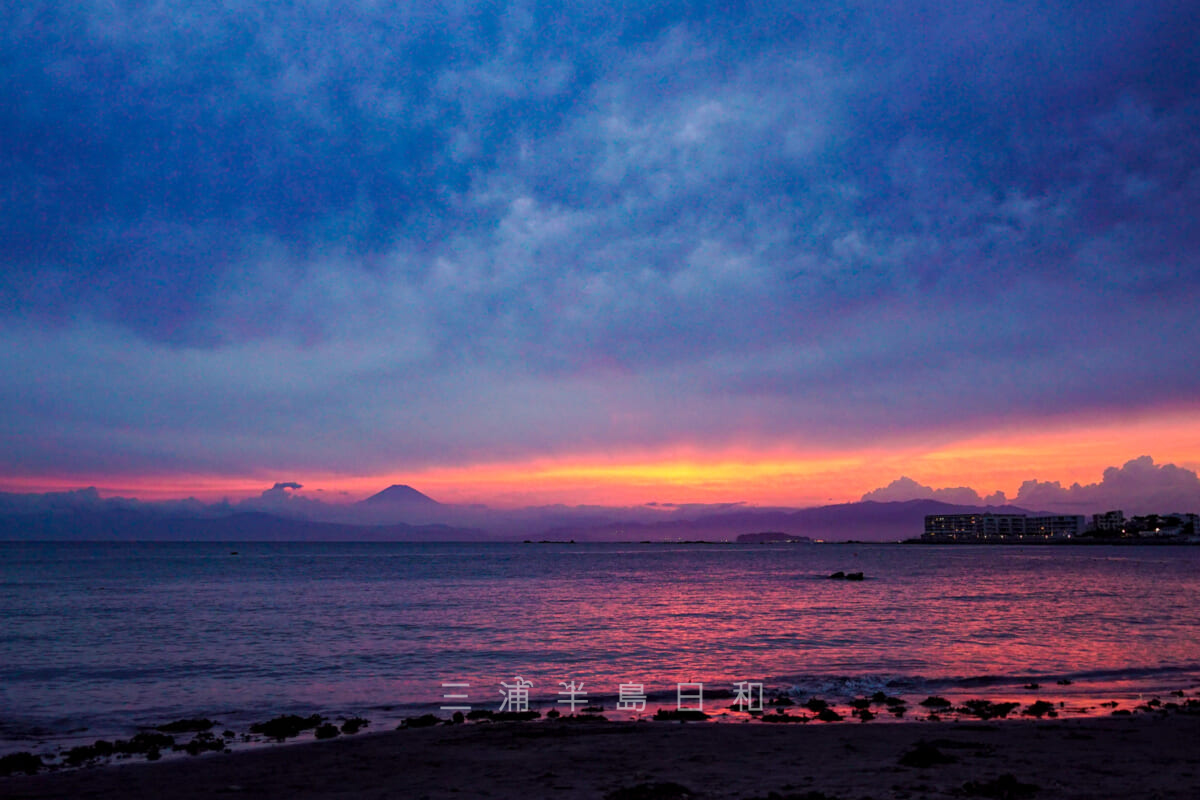 一色海岸・オレンジ色に染まる富士山方面の夕焼け（撮影日：2021.08.11）