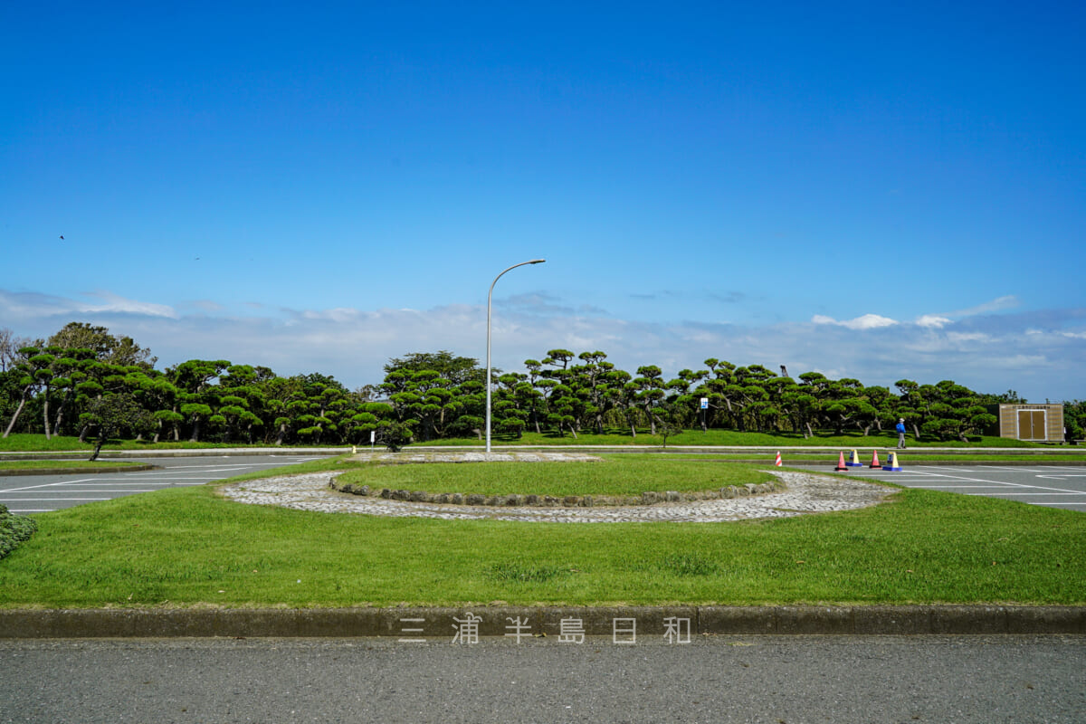 県立城ヶ島公園の駐車場に残る城ヶ島砲塔砲台跡の遺構-1（撮影日：2021.09.27）