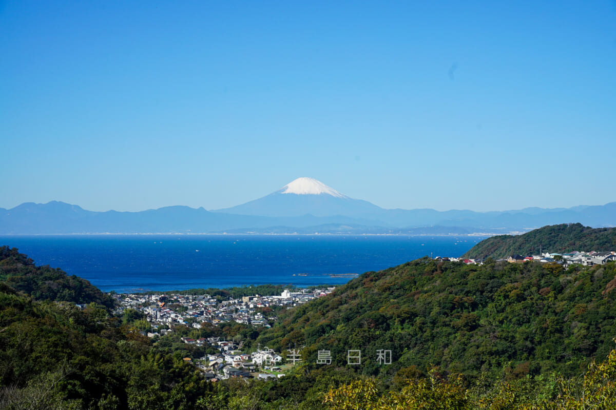 湘南国際村グリーンパーク・県道217号から湘南国際村センターへと向かう途中の展望台から望む富士山（撮影日：2021.10.29）