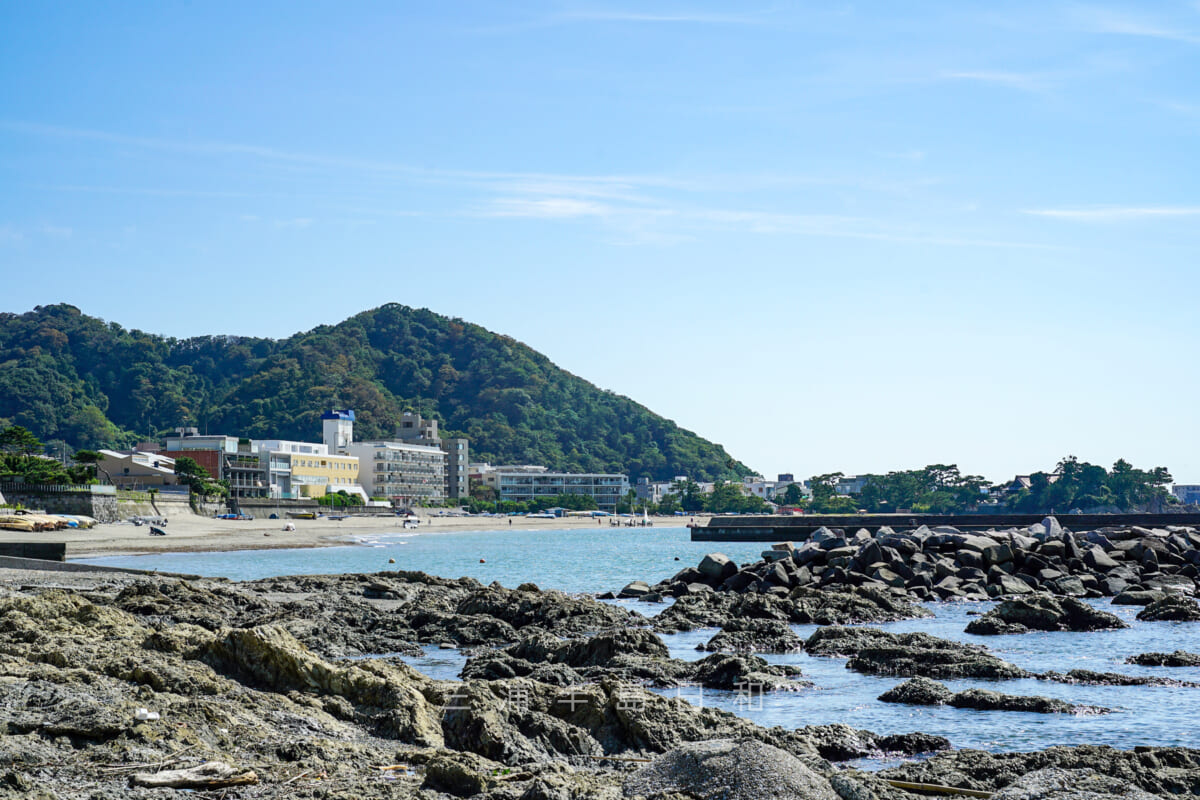 諏訪海岸(諏訪町下海岸)の磯から森戸海岸と森戸大明神の社を望む(撮影日:2020.11.13)