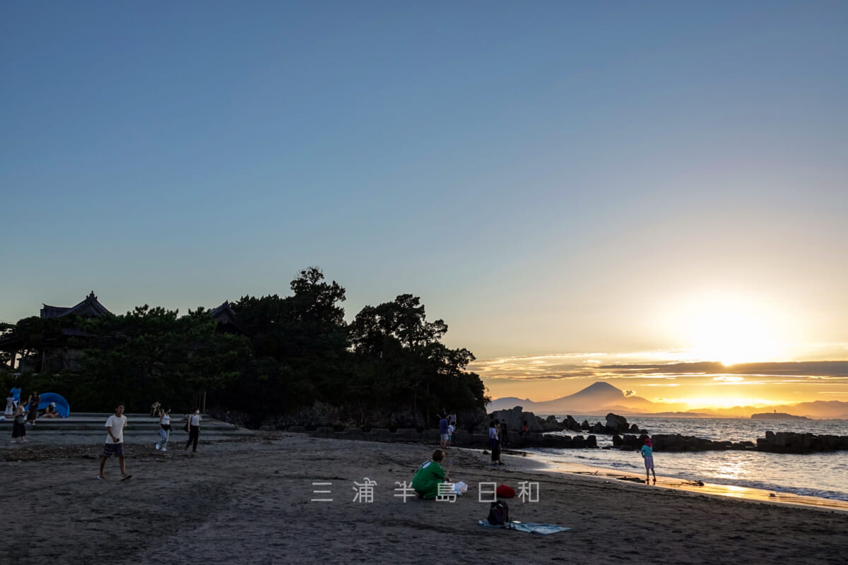 森戸の夕照（森戸大明神の社と富士山、江の島）（撮影日：2021.08.10）