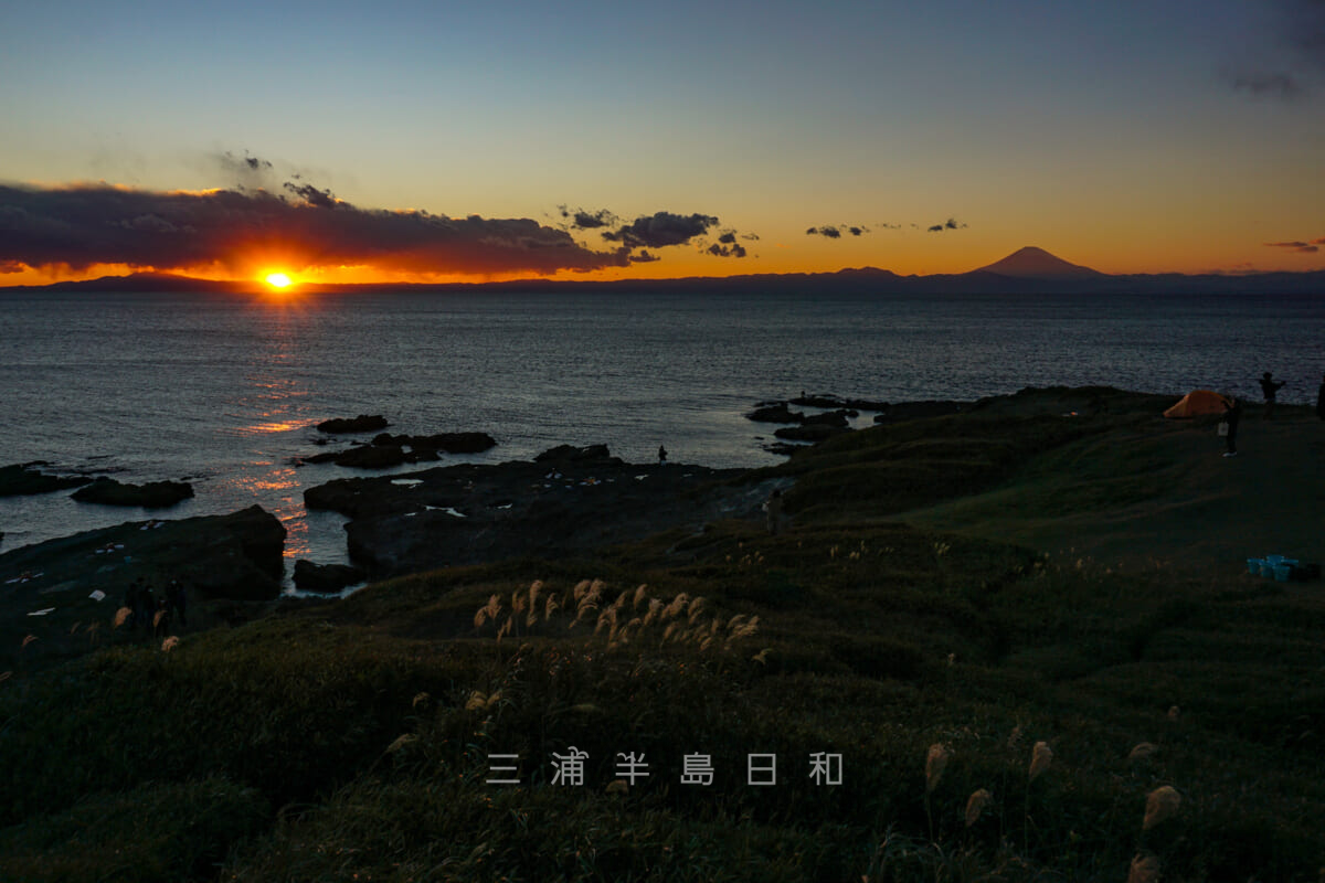 黒崎の鼻から望む夕日と富士山（撮影日：2021.11.27）