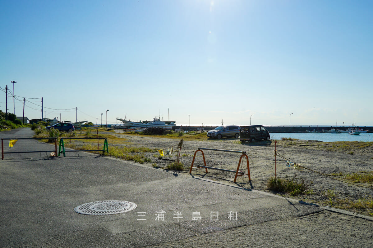久留和海岸・関係者以外には閉ざされた駐車スペース（撮影日：2021.11.05）