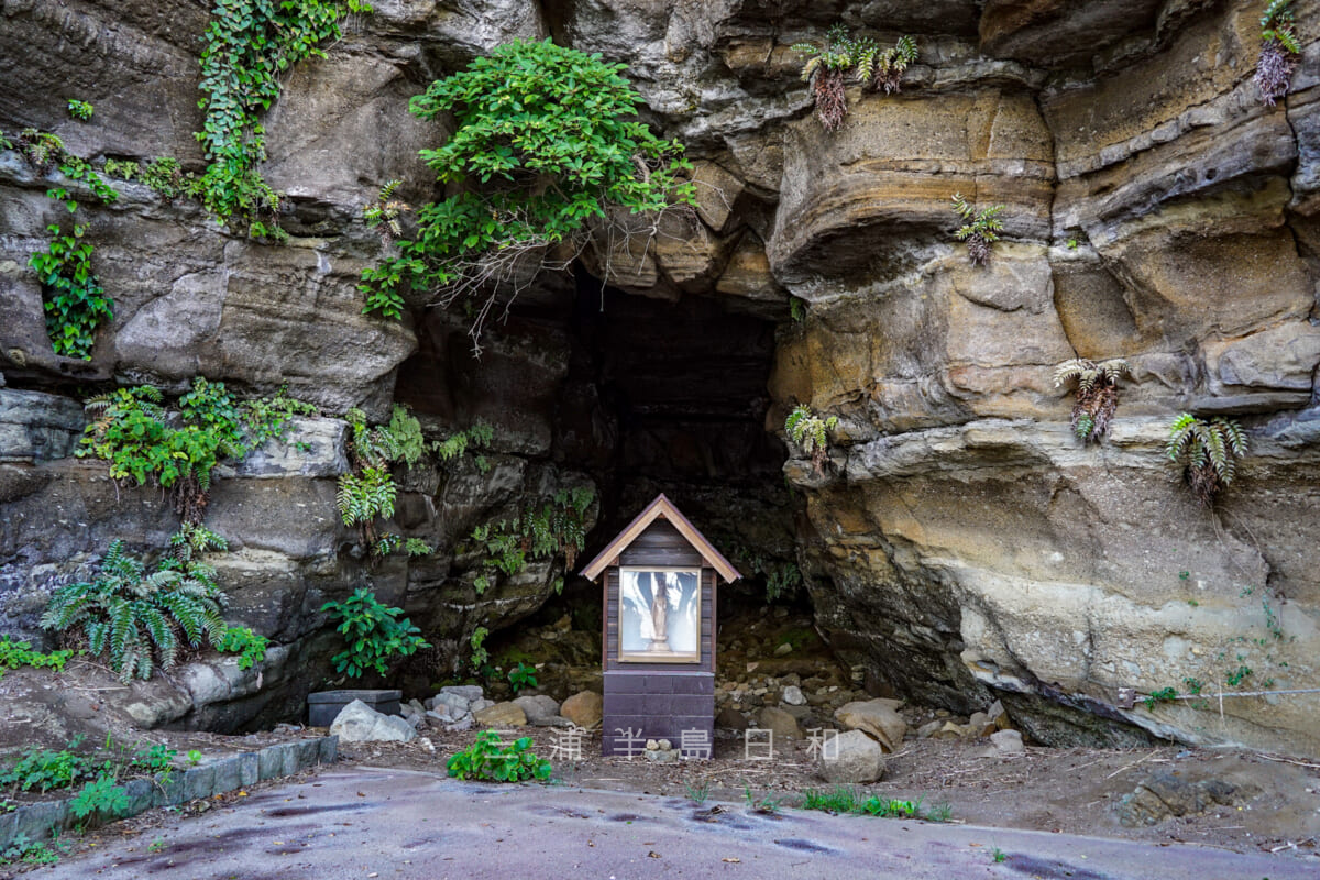 県立観音崎公園・海蝕洞穴と復元された観音像（撮影日：2021.06.24）