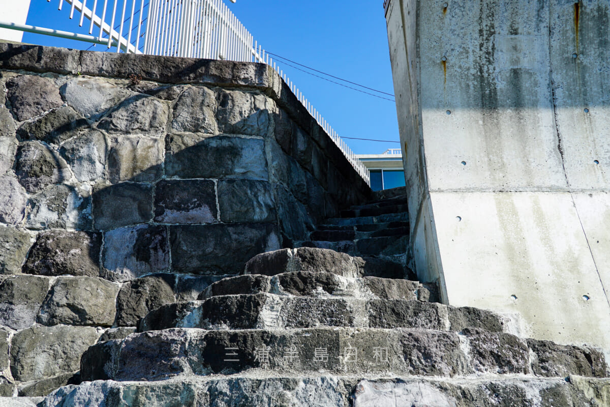 森戸大明神（森戸神社）境内の裏と真名瀬海岸の中間地点に降りられるこみちの階段（撮影日：2021.11.05）