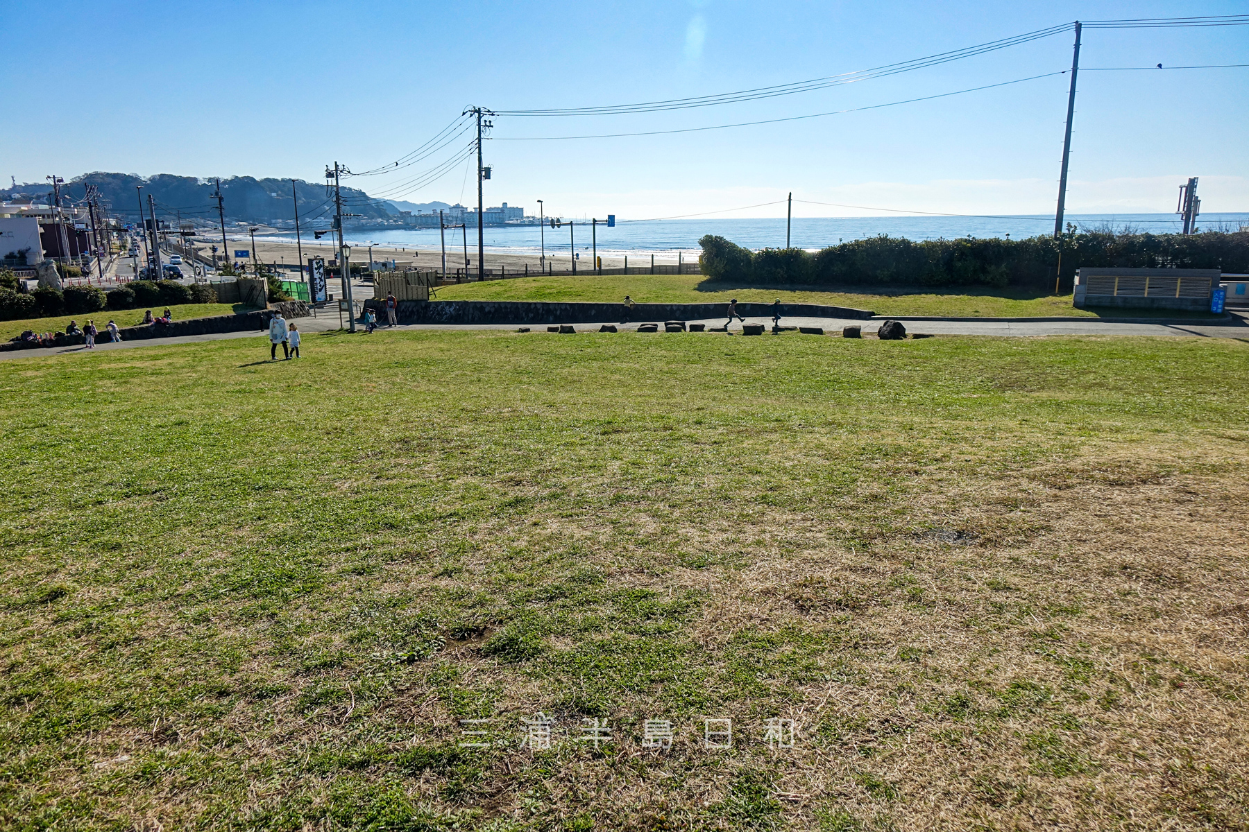 鎌倉海浜公園由比ガ浜地区・築山より材木座方面を望む（撮影日：2021.12.21）