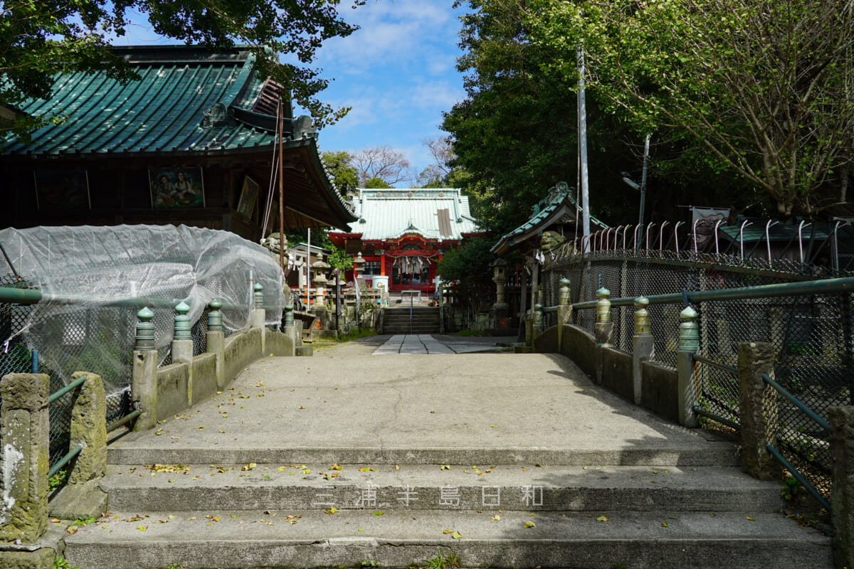 海南神社・神橋より本殿を望む（撮影日：2021.09.27）