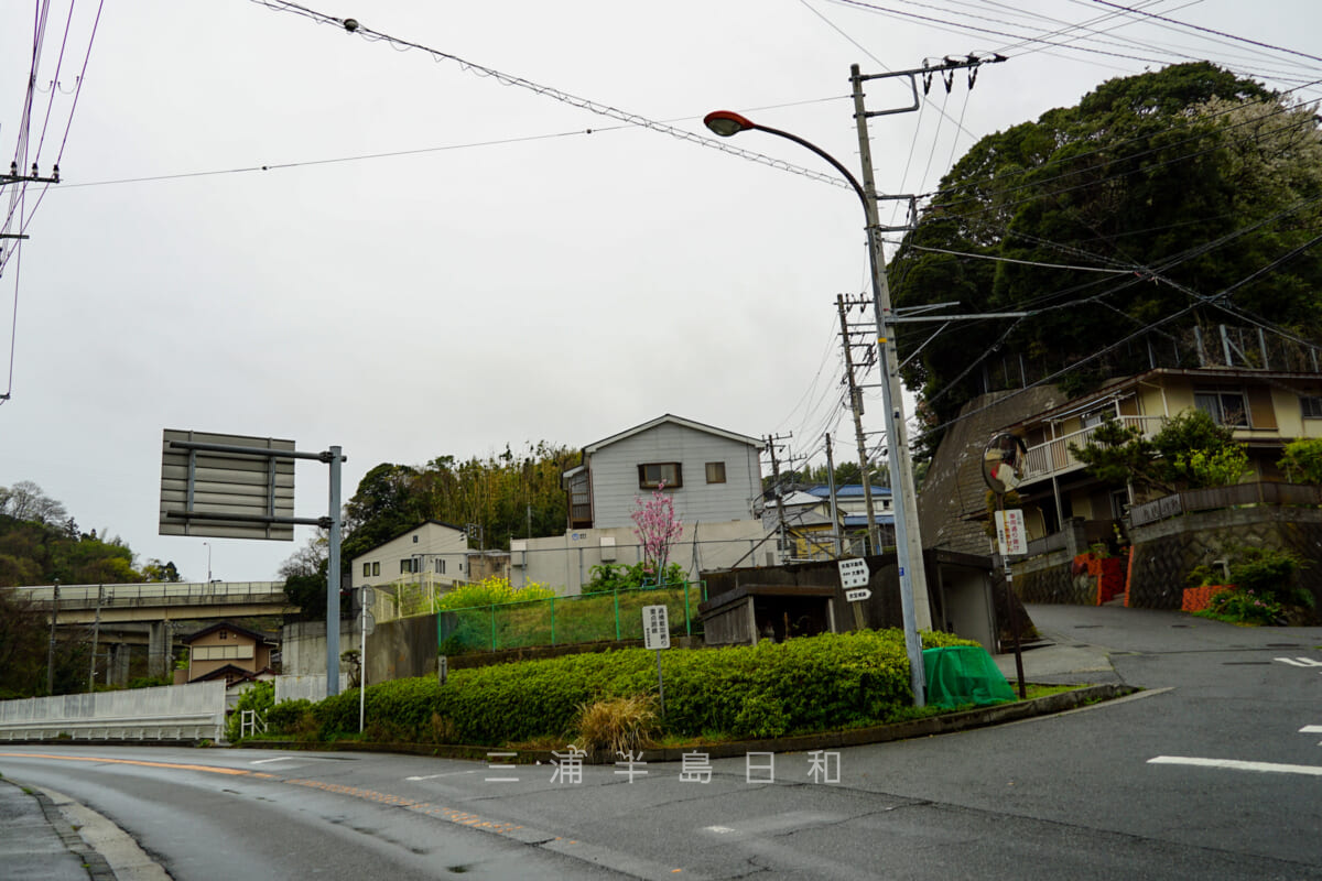 衣笠城址・太田和街道入口交差点付近の登り口（右側の坂道）（撮影日：2021.03.25）