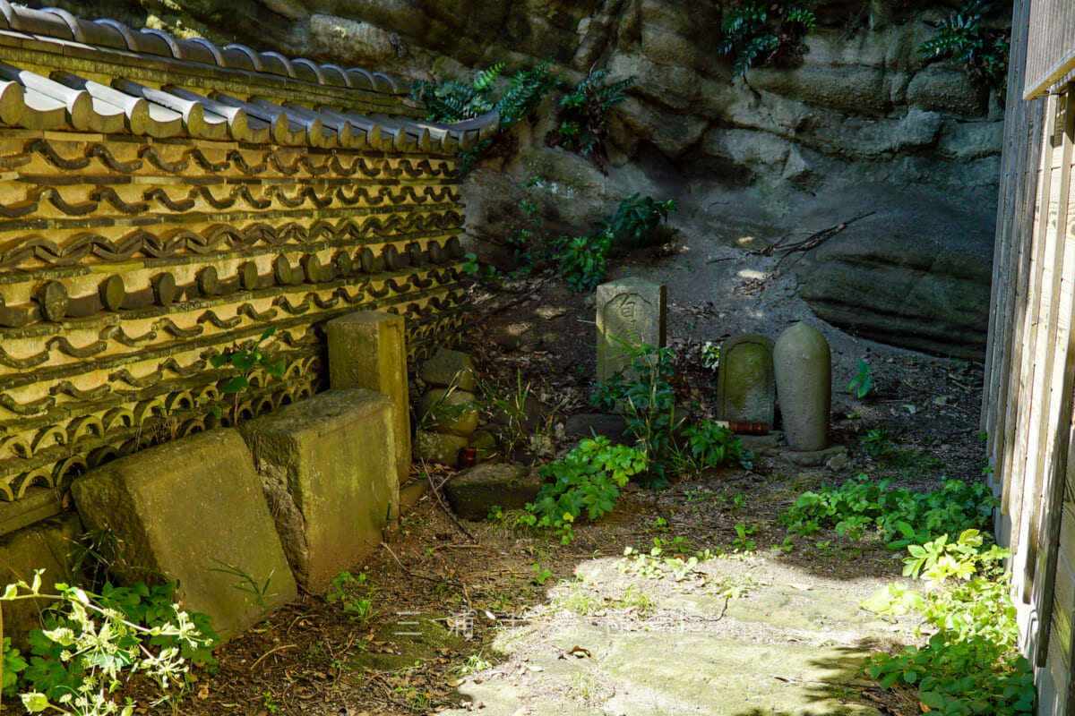 三浦義村の墓・墓所の横にひっそりと並ぶ石塔（撮影日：2021.09.21）