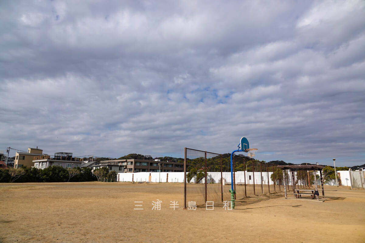 鎌倉海浜公園由比ガ浜地区・3on3（3x3）向けバスケットゴールとグラウンド（撮影日：2022.01.27）