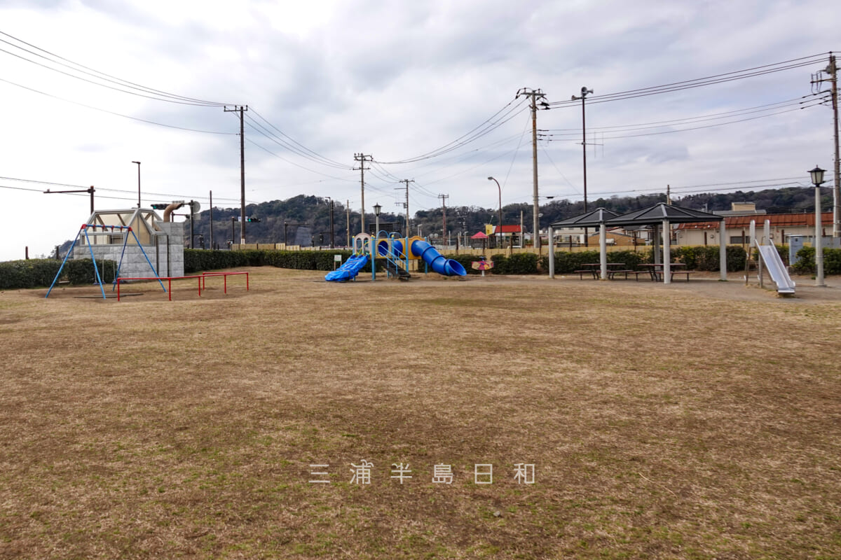鎌倉海浜公園由比ガ浜地区・すべり台などの遊具（撮影日：2022.01.27）