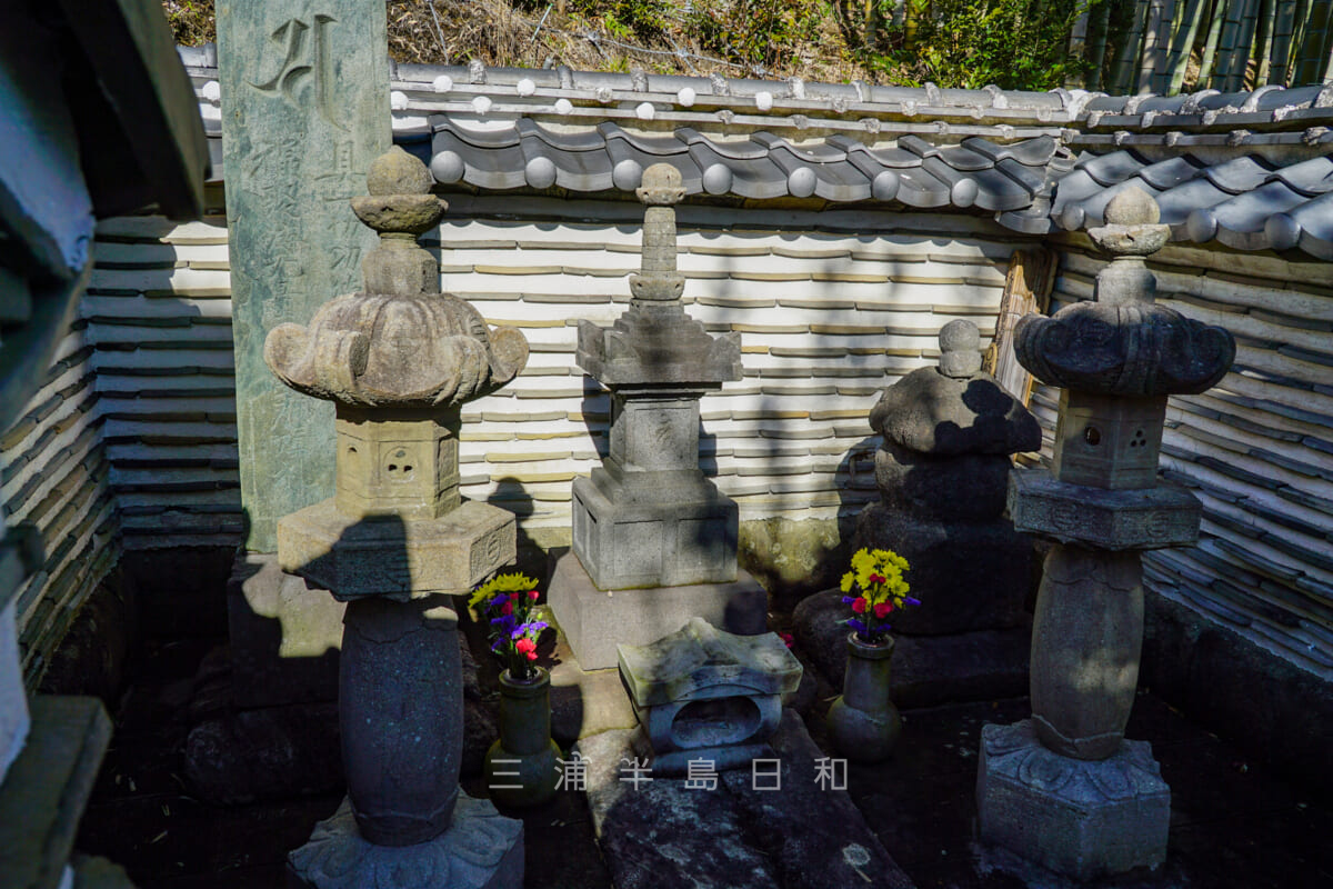 満昌寺・三浦義明の墓とその妻の墓（撮影日：2022.01.12）