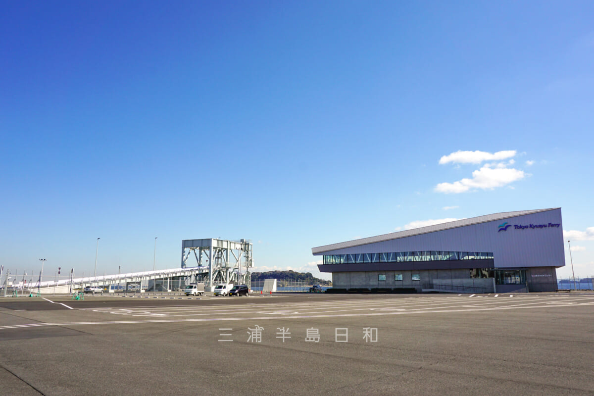 東京九州フェリー横須賀フェリーターミナルと車の待機スペース（撮影日：2022.02.22）