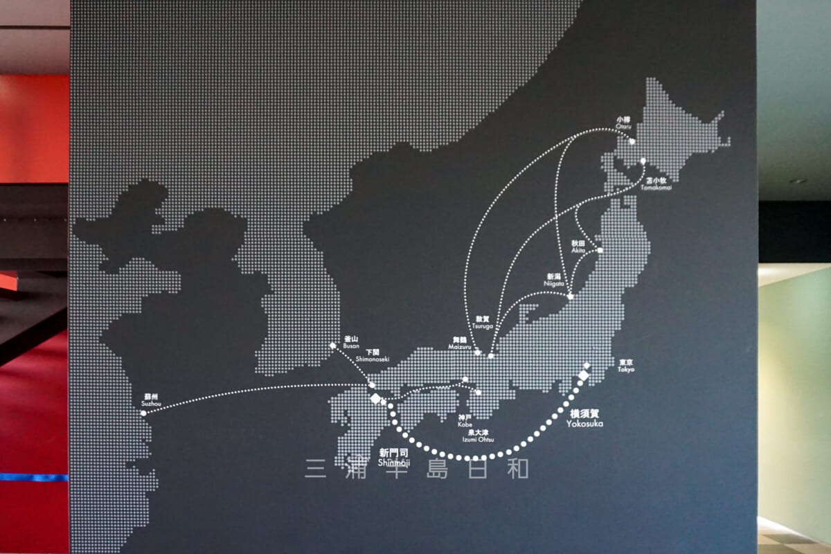 東京九州フェリー横須賀フェリーターミナル・受付の前の柱に描かれた航路図（撮影日：2022.02.22）