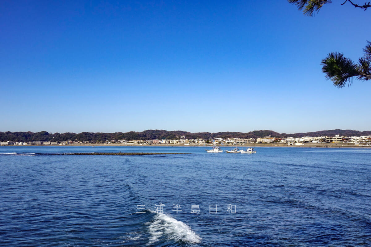 小坪飯島公園から和賀江嶋（和賀江島）と材木座海岸を望む（撮影日：2021.12.21）