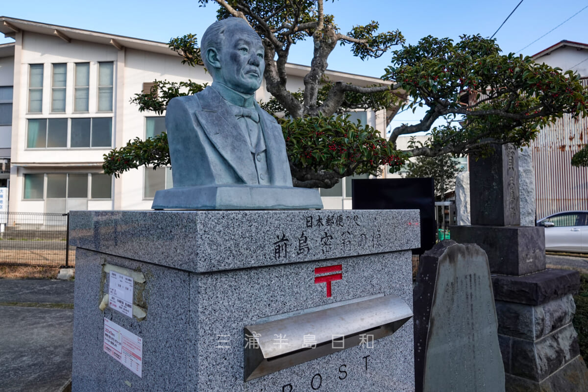 浄楽寺・ポスト一体型の「郵便の父」前島密の像（アップ）（撮影日：2022.01.31）
