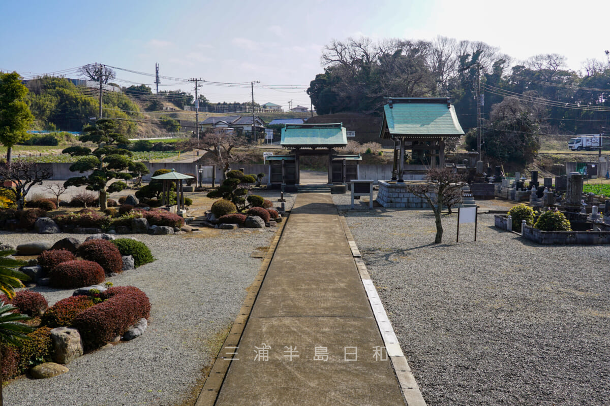来福寺・本堂から境内を望む（撮影日：2022.01.26）
