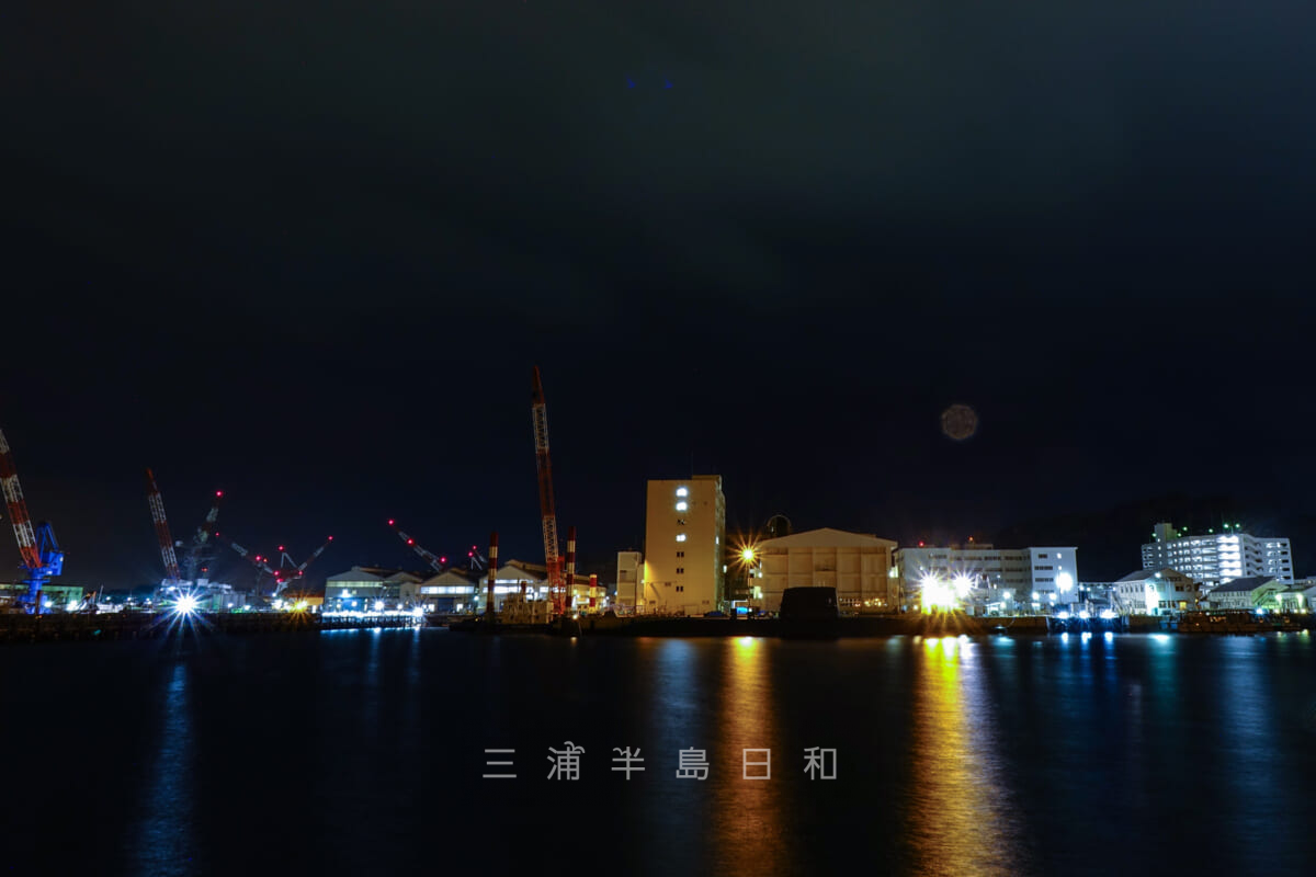 ヴェルニー公園の夜景・潜水艦とドック地帯（撮影日：2022.03.31）
