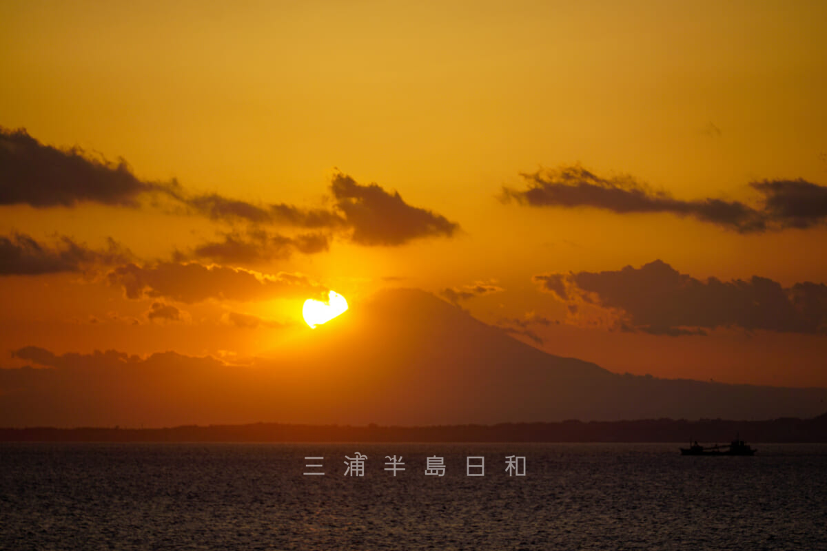 東京湾フェリーの船上から見た富士山に沈む夕日（撮影日：2022.04.16）