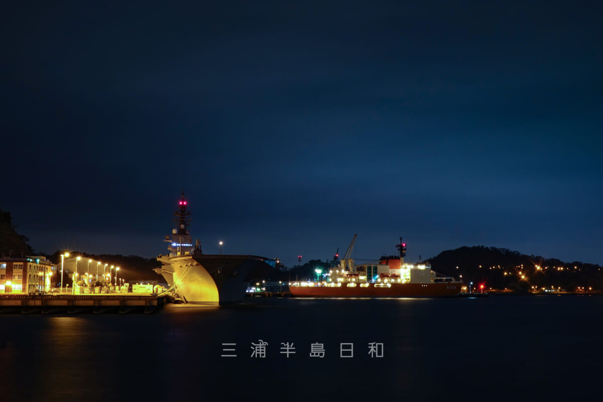 ヴェルニー公園の夜景・ヘリコプター搭載護衛艦「いずも」と南極観測船「しらせ（2代）」（撮影日：2022.03.31）