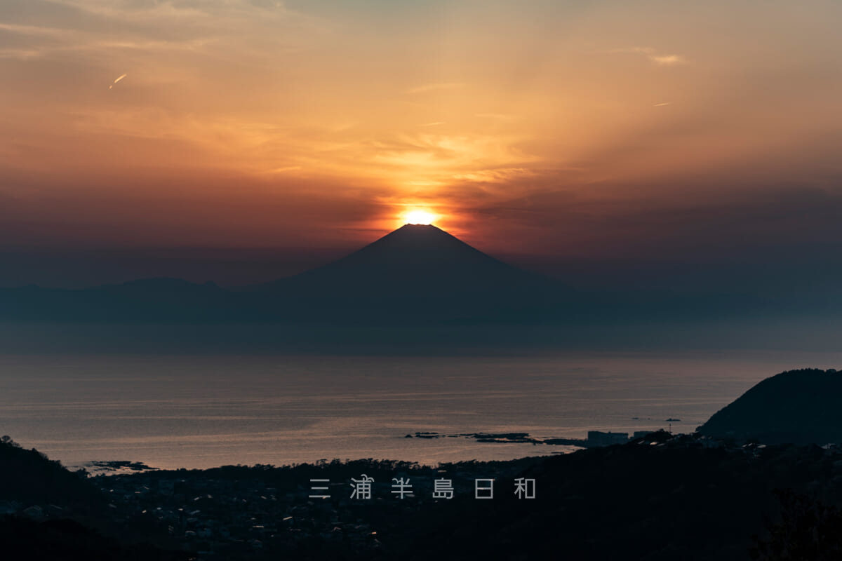 湘南国際村グリーンパーク・展望広場から見た夕陽（撮影日：2022.04.10）