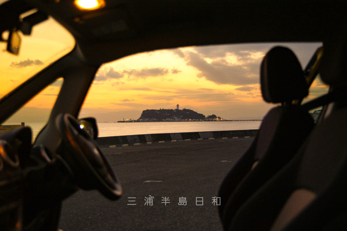 七里ヶ浜海岸駐車場・車内越しに見た江の島（撮影日：2011.01.11）