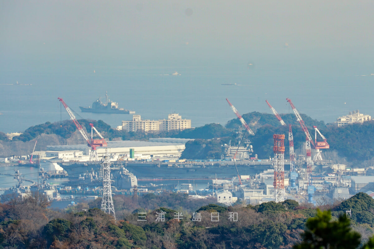畠山・山頂より横須賀港に停泊する原子力空母「ロナルド・レーガン」を望む（撮影日：2021.12.16）