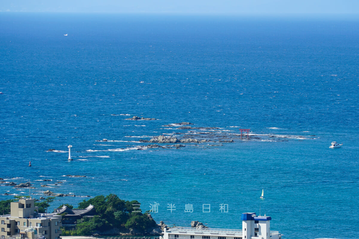 仙元山・山頂より葉山灯台と名島を望む（撮影日：2021.10.11）