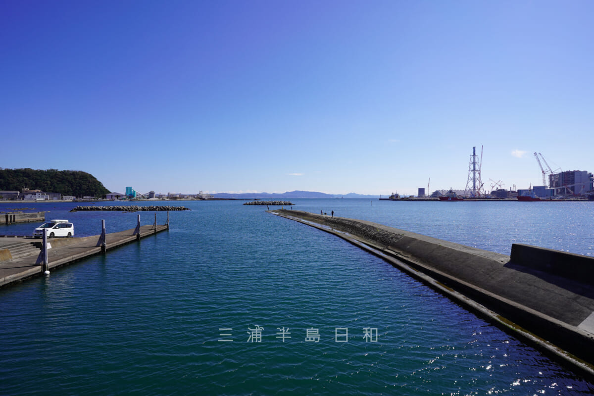 久里浜海岸・平作川河口の開国橋から房総半島方面を望む（撮影日：2021.10.24）