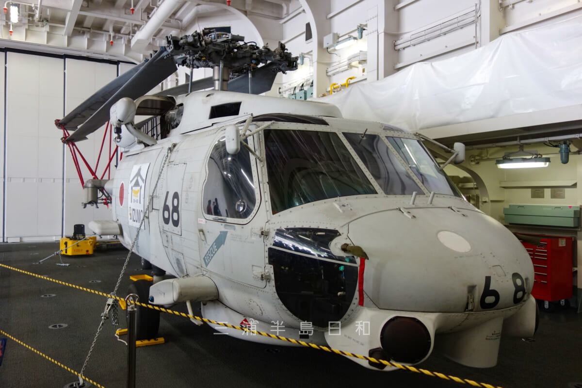海上自衛隊横須賀地方総監部・ヘリコプター搭載護衛艦「いずも」の格納庫に駐機するSH-60J哨戒ヘリコプター（撮影日：2016.06.12）