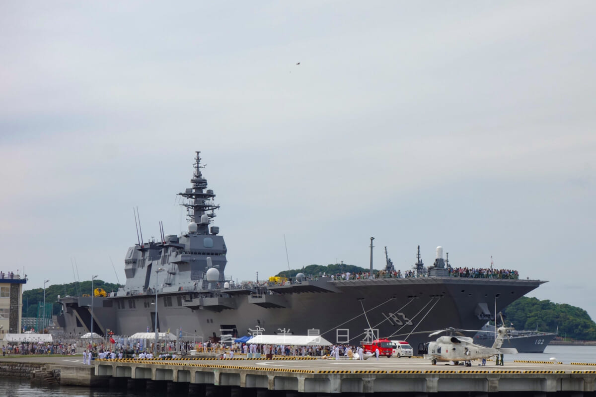 海上自衛隊横須賀地方総監部・「よこすかYYのりものフェスタ」で一般公開されたヘリコプター搭載護衛艦「いずも」(撮影日:2016.06.12)